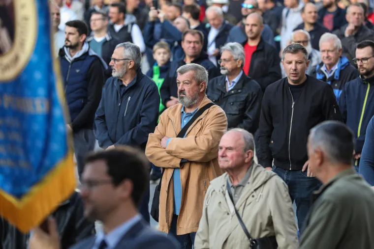Muškarci kleknuli na zagrebačkom trgu i molili krunicu za čednost u odijevanju i prestanak seksa prije braka