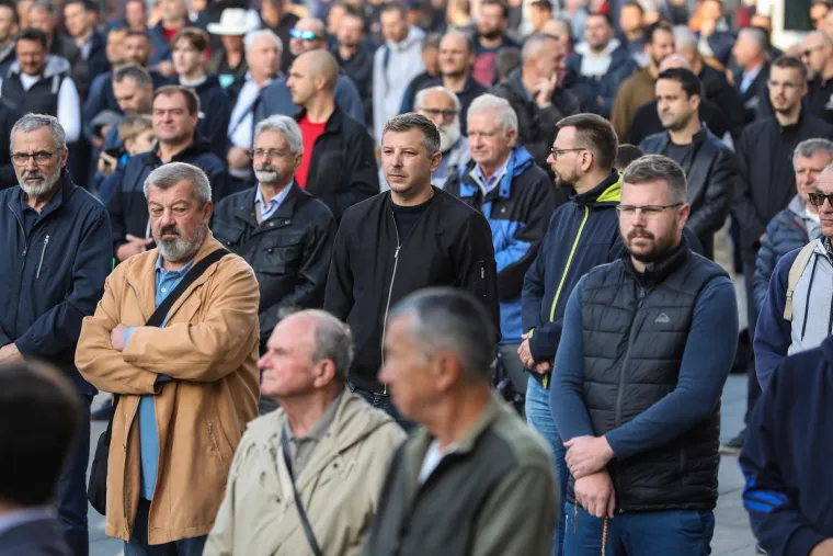Muškarci kleknuli na zagrebačkom trgu i molili krunicu za čednost u odijevanju i prestanak seksa prije braka