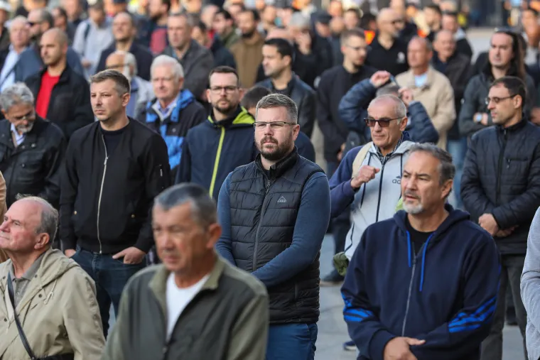 Muškarci kleknuli na zagrebačkom trgu i molili krunicu za čednost u odijevanju i prestanak seksa prije braka