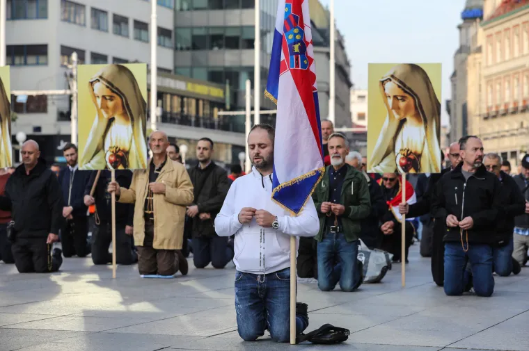 Muškarci kleknuli na zagrebačkom trgu i molili krunicu za čednost u odijevanju i prestanak seksa prije braka