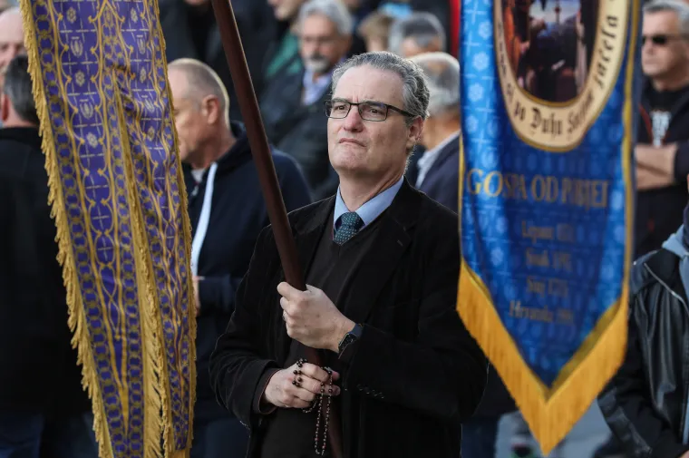 Mu&scaron;karci kleknuli na zagrebačkom trgu i molili krunicu za čednost u odijevanju i prestanak seksa prije braka