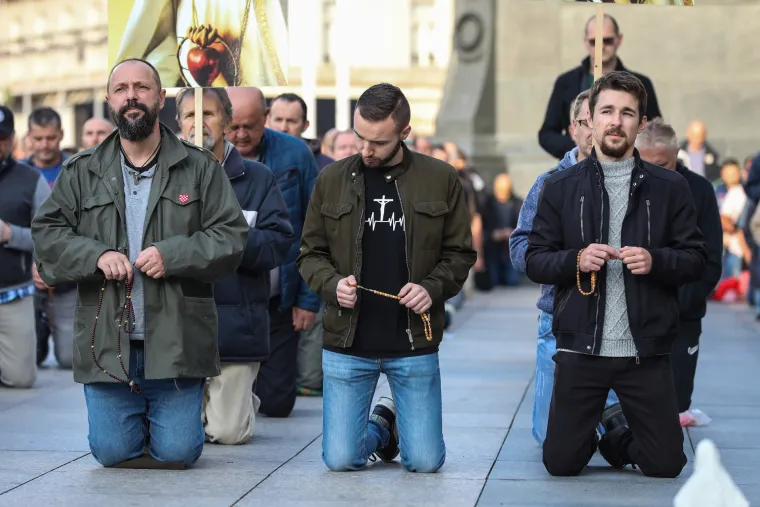 Mu&scaron;karci kleknuli na zagrebačkom trgu i molili krunicu za čednost u odijevanju i prestanak seksa prije braka