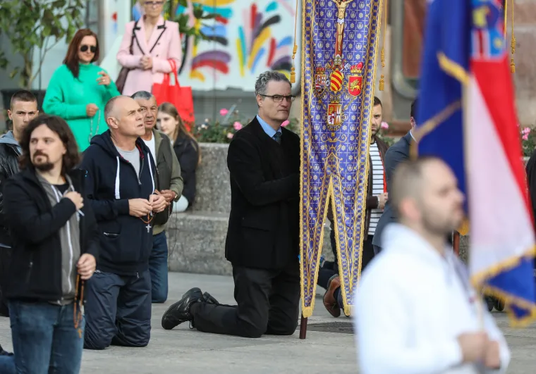 Mu&scaron;karci kleknuli na zagrebačkom trgu i molili krunicu za čednost u odijevanju i prestanak seksa prije braka