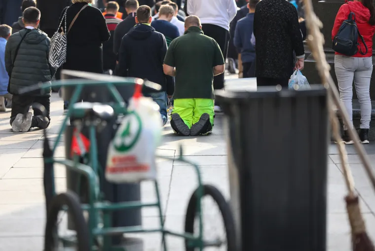 Mu&scaron;karci kleknuli na zagrebačkom trgu i molili krunicu za čednost u odijevanju i prestanak seksa prije braka