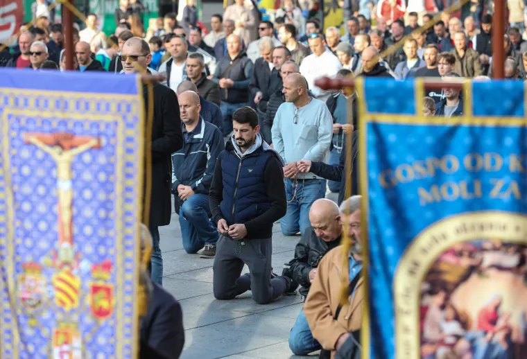 Mu&scaron;karci kleknuli na zagrebačkom trgu i molili krunicu za čednost u odijevanju i prestanak seksa prije braka