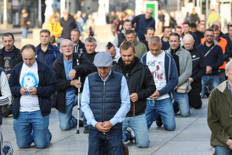 Mu&scaron;karci kleknuli na zagrebačkom trgu i molili krunicu za čednost u odijevanju i prestanak seksa prije braka