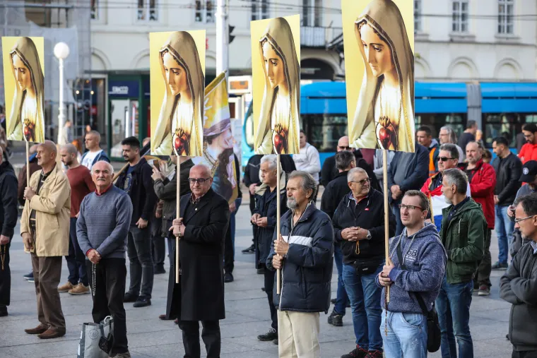 Mu&scaron;karci kleknuli na zagrebačkom trgu i molili krunicu za čednost u odijevanju i prestanak seksa prije braka
