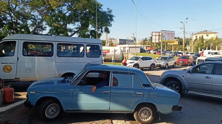 Pogledajte kako očajni Rusi panično pokušavaju pobjeći s Krima u trenutcima dok se veza s kopnom topi