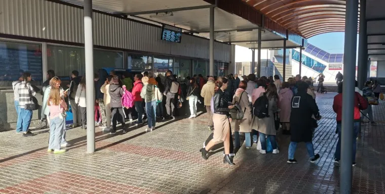 Pogledajte kako očajni Rusi panično pokušavaju pobjeći s Krima u trenutcima dok se veza s kopnom topi