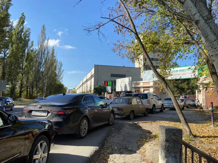 Pogledajte kako očajni Rusi panično pokušavaju pobjeći s Krima u trenutcima dok se veza s kopnom topi