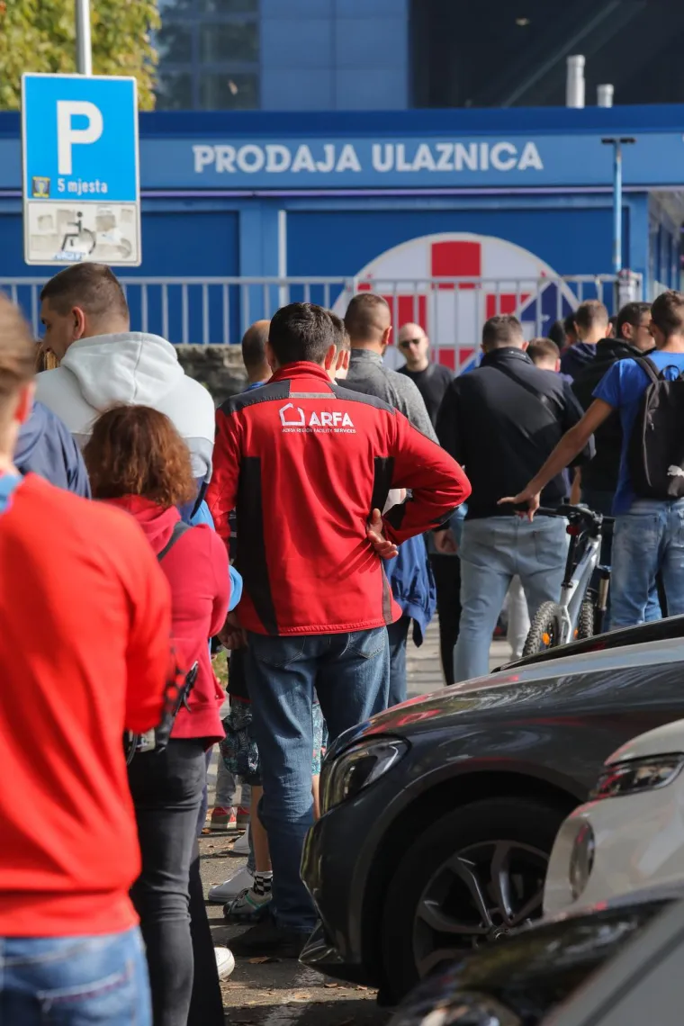 S obzirom na slike koje vidimo pred Maksimirom možemo zaključiti da goste iz Austrije u uzvratu čeka pakao. Red Bull je u srijedu pobijedio s 1:0 te je trenutno na čelu tabele s pet bodova. Dinamo je pak na začelju skupine sa tri osvojena boda. Milan i Chelsea su se ugurali između s po četiri boda.