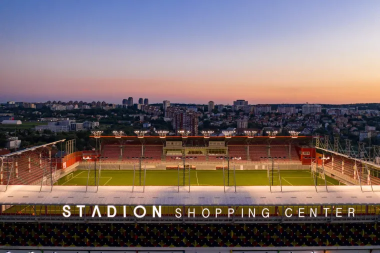 Izgradnja stadiona kojeg se prepoznaje pod imenima TC Stadion, stadion Voždovac ili kolokvijalno Krov koštala je oko 22 milijuna eura. Zanimljivo u to vrijeme je FK Voždovac bio trećeligaš. 