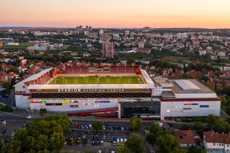 Samo je zdanje izgrađeno na četiri nivoa, a osim nogometnog igrališta i tribina pod njim je sportsko – poslovni centar te ga to čini jedinstvenim ne samo u ovom dijelu Europe već i šire. 