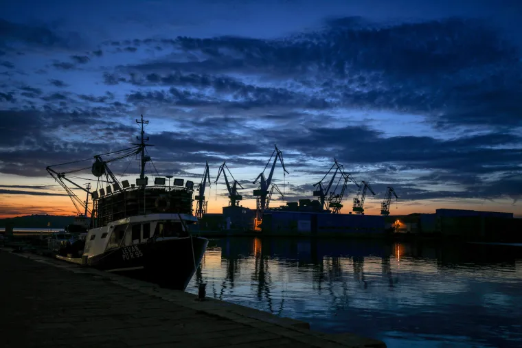 Pogledajte prekrasan zalazak sunca na rivi u Puli s pogledom na Uljanik