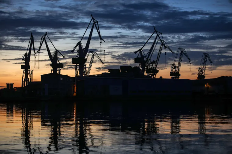 Pogledajte prekrasan zalazak sunca na rivi u Puli s pogledom na Uljanik