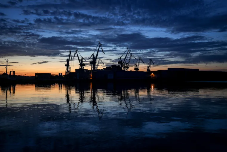 Pogledajte prekrasan zalazak sunca na rivi u Puli s pogledom na Uljanik