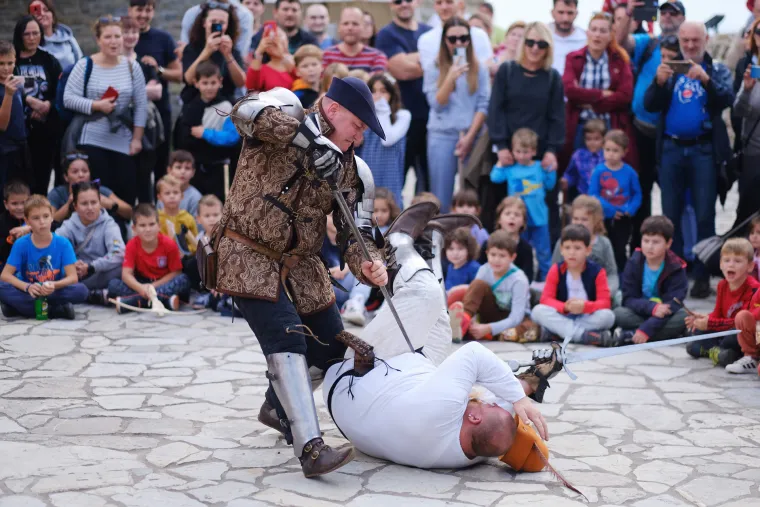 Glavosjeci i djeve, križari i pisari, baklje i samostreli - na Medvedgradu je oživio srednji vijek