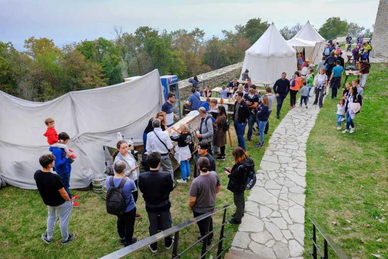 Glavosjeci i djeve, križari i pisari, baklje i samostreli - na Medvedgradu je oživio srednji vijek
