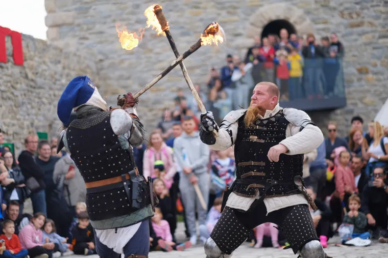Glavosjeci i djeve, križari i pisari, baklje i samostreli - na Medvedgradu je oživio srednji vijek