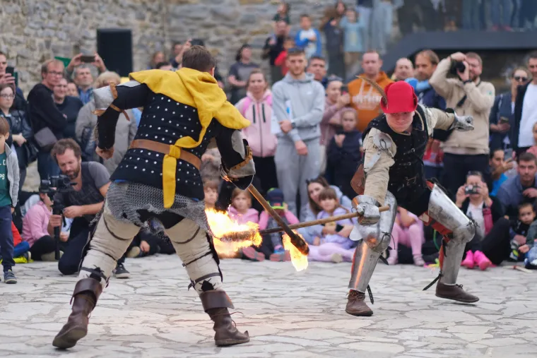 Glavosjeci i djeve, križari i pisari, baklje i samostreli - na Medvedgradu je oživio srednji vijek