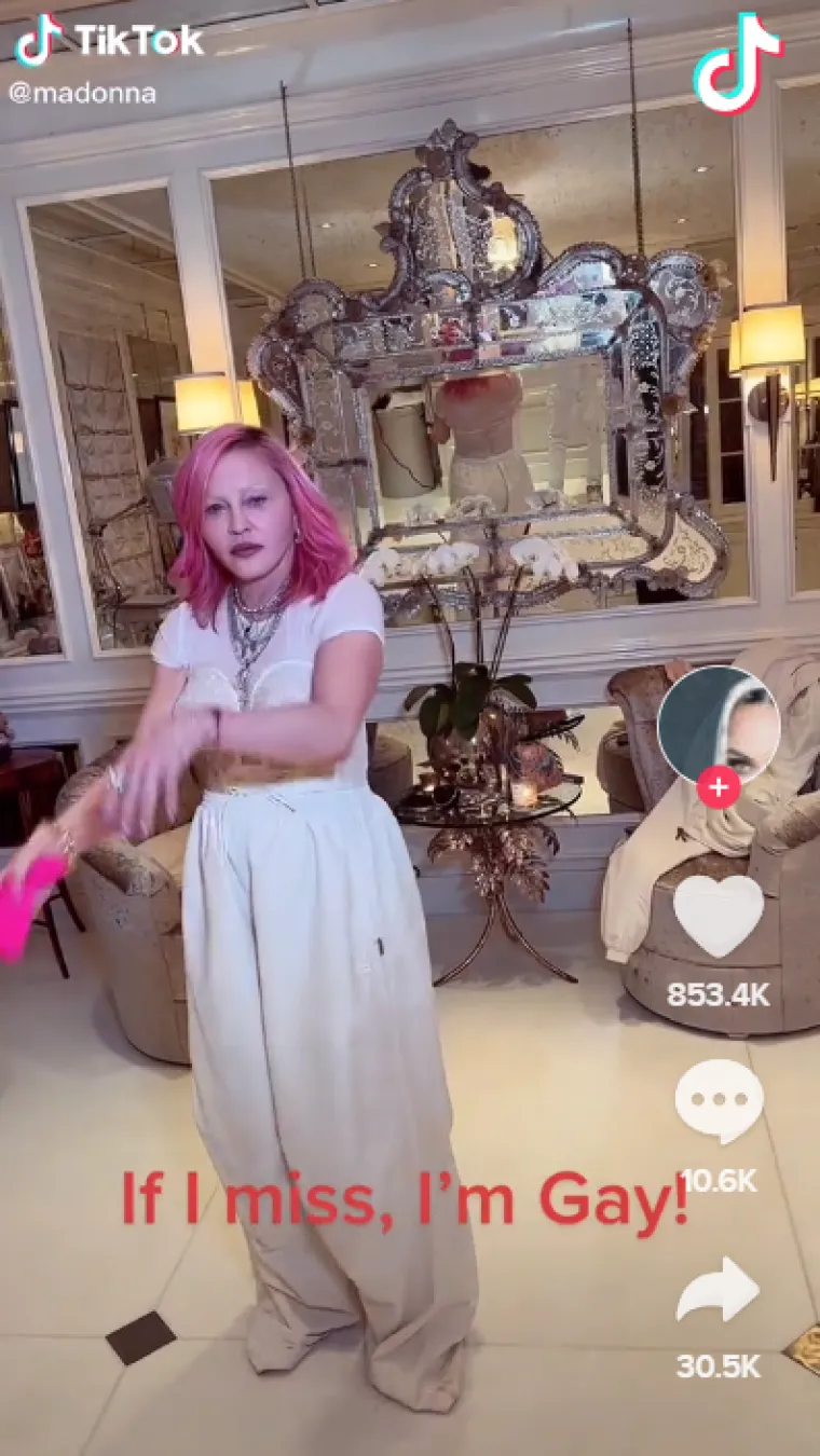 "Bravo za nju jer se outala sa 64 godine", dodao je drugi.