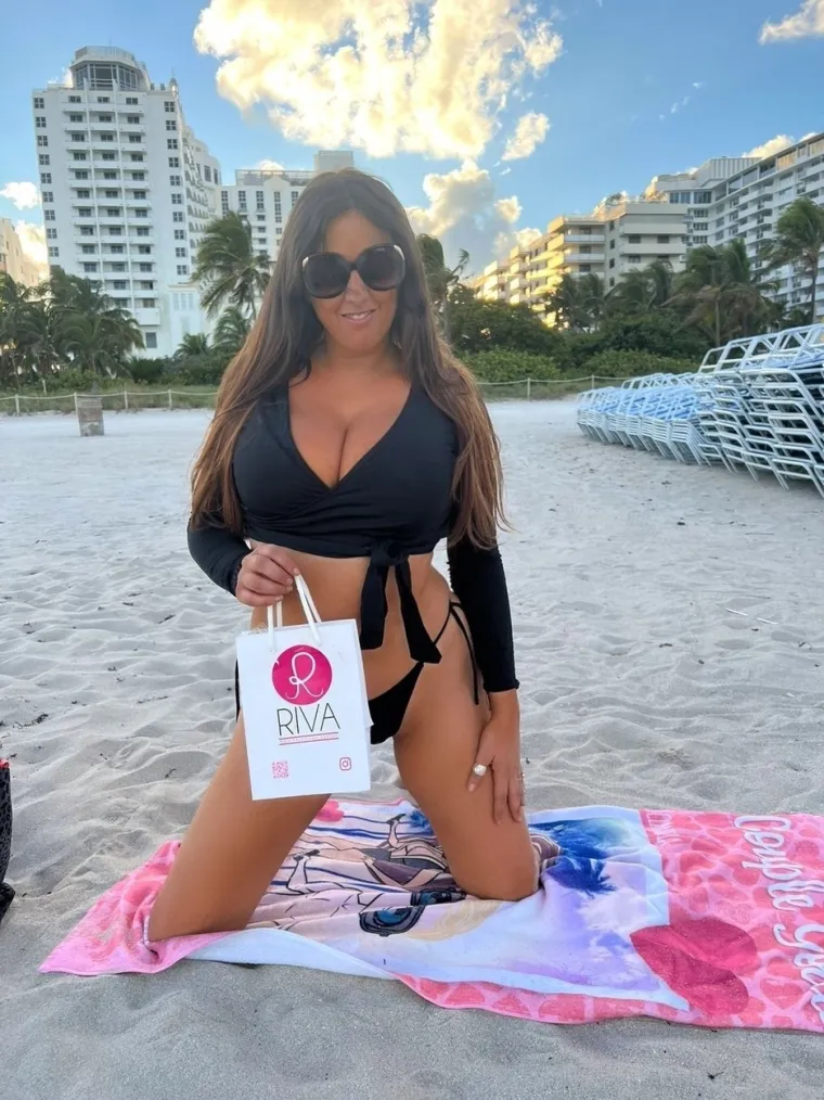 Claudia Romani dala je pramenove, ali morat ćete se baš jako koncentrirati da ih primijetite kraj ovakvih oblina