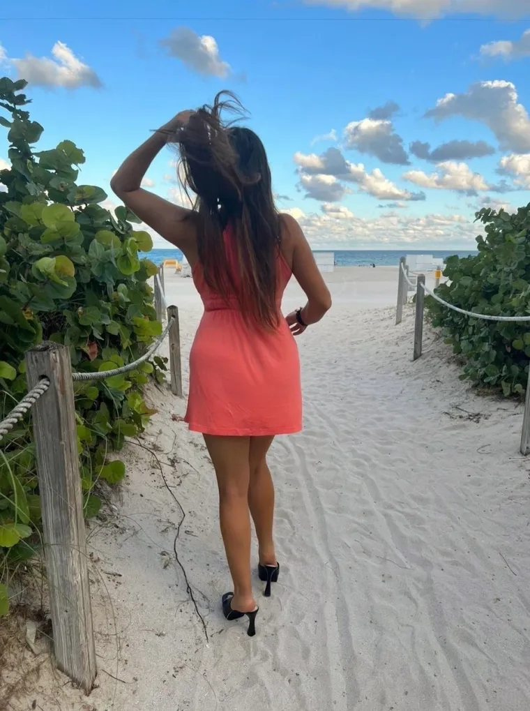 Claudia Romani dala je pramenove, ali morat ćete se baš jako koncentrirati da ih primijetite kraj ovakvih oblina
