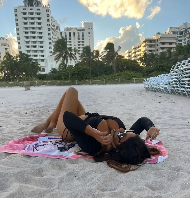 Claudia Romani dala je pramenove, ali morat ćete se baš jako koncentrirati da ih primijetite kraj ovakvih oblina
