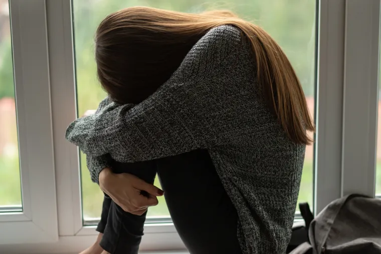 Kao i kod svih drugih bolesti, pomoć je uvijek bolje potražiti ranije, nego kasnije, a temeljni znakovi da je krajnje vrijeme da je potrebna pomoć je nagla promjena osobnosti i navika ili pak ako problemi onemogućuju  normalno funkcioniranje. Gotovo svakome se dogodi da  ne ponekad ne može usnuti zbog zabrinutosti ili jer mu je &quot;glava prepuna misli&quot;. No ako to potraje, vrijeme je za stručnu pomoć. Osim navedenoga, i sljedeće bi promjene mogle ukazivati na mentalne probleme: