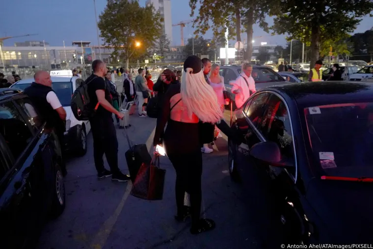 Jelena Karleuša stigla je na aerodrom u ouftitu od nekoliko tisuća eura, ali jedan 'kiks' jako bode oči