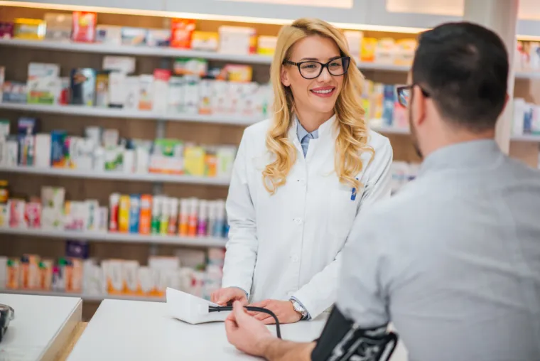 &quot;Ovdje je uloga farmaceuta od velikog značaja, u smislu da smo mi tu da detaljno objasnimo pacijentu čemu je lijek namijenjen, kakve učinke može očekivati, kako se lijek uvodi, koji je režim doziranja, koji su rizici od samoinicijativnog prekida terapije, kao i utjecaj ovih lijekova na upravljanje motornim vozilima, koji neželjeni efekti se mogu javiti nakon primjene lijeka i kod kojih nuspojava je potrebno da se jave svom izabranom liječniku&quot;, ističe Glavonjić.