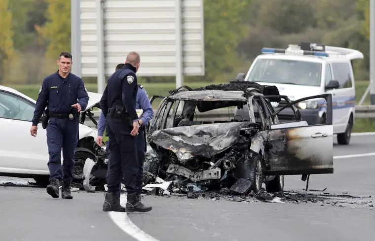 Te&scaron;ka nesreća na prilazu Zagrebu: Frontalni sudar dva automobila, jedan se zapalio i izgorio