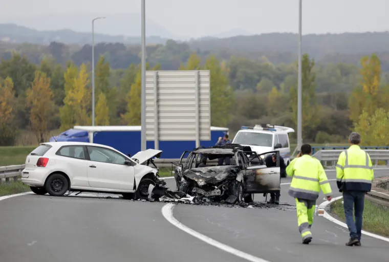 Te&scaron;ka nesreća na prilazu Zagrebu: Frontalni sudar dva automobila, jedan se zapalio i izgorio