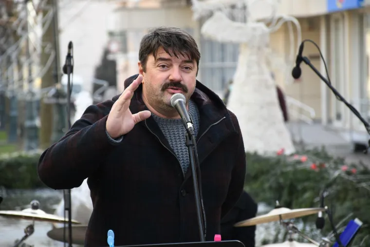 Kako prenosi Tportal 2010., Goran Navojec je tada bio najdeblji glumac u Hrvatskoj. Naime, redatelj serije &quot;Lud, zbunjen, normalan&quot; tražio je od Navojca da za ulogu u toj seriji, na svojih 120 kilograma, nabaci dodatnih 30, što je glumac zbog zdravstvenih razloga morao odbiti te su mu kilogrami pridodani umjetnim putem.