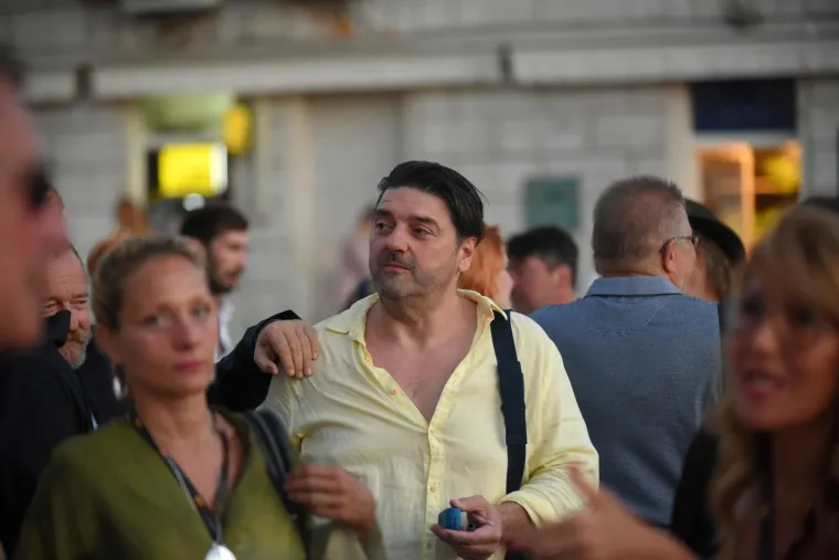 Poznato je kako je Navojec osnivač BOK festivala te da je školovani saksofonist koji je svirao u nekoliko bendova. Na pitanje svira li ljubavne pjesme svojoj partnerici, nagrađivanoj glumici i profesorici na Akademiji dramske umjetnosti Mariji Škaričić, poručio je za Story.hr: &quot;Za Mariju mi ne treba nikakav instrument, osim mog srca.&quot;