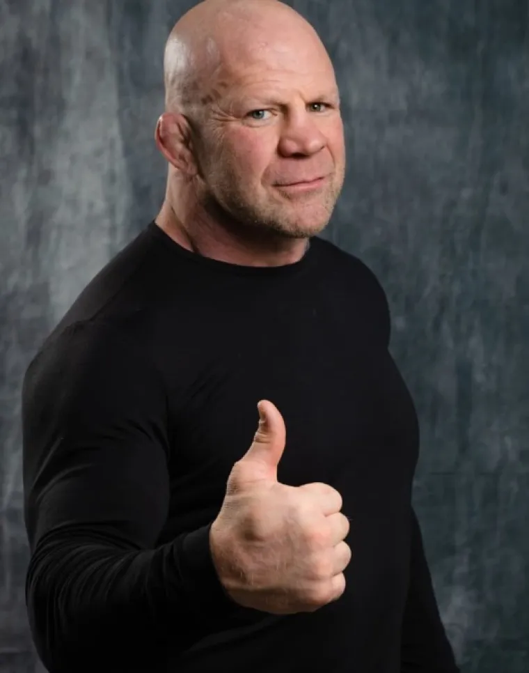 Istetovirani američki MMA borac Putinovo je tajno oružje, javnost &scaron;okirana: 'Ići ću u rat ako me pozovu. Želim da Rusija pobijedi, ne vraćam se u SAD'