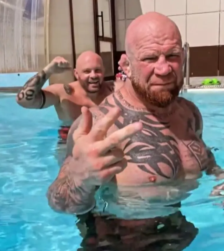 Istetovirani američki MMA borac Putinovo je tajno oružje, javnost &scaron;okirana: 'Ići ću u rat ako me pozovu. Želim da Rusija pobijedi, ne vraćam se u SAD'