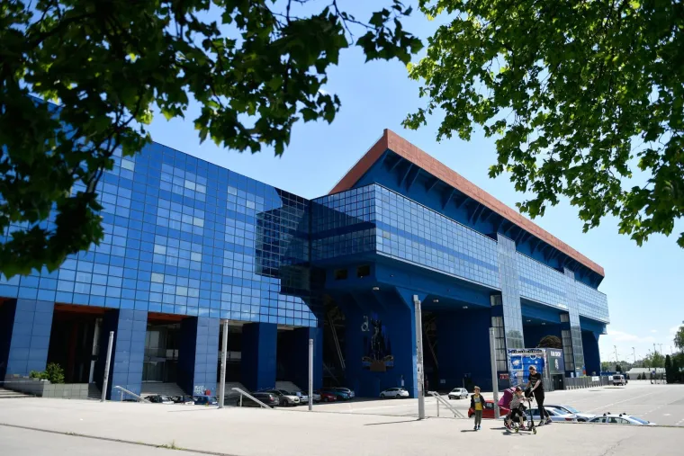 Odlučili smo malo okrenuti priču pa hajmo se malo našaliti u ova teška vremena i prošetati se kroz &quot;maksimirsku tvrđavu&quot;. Sve te predivne nogometne atrakcije koje su sasvim normalne stvari za klubove Dinamovog renomea možemo samo sanjati, no unatoč toj činjenici Modri se već desetljećima sramote, a njihovi navijači moraju biti na stadionu koji je više nalik na gradilište - pomaka nema.