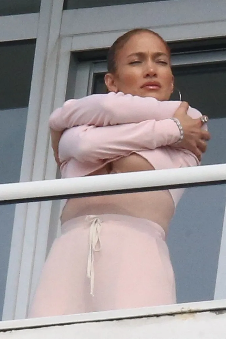 Slučajno ili namjerno - sasvim je nebitno: Jennifer Lopez se istezala na balkonu pa pokazala više nego što je htjela
