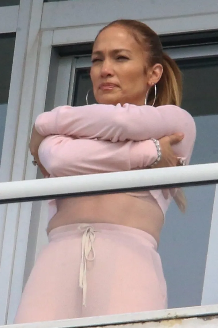 Slučajno ili namjerno - sasvim je nebitno: Jennifer Lopez se istezala na balkonu pa pokazala više nego što je htjela