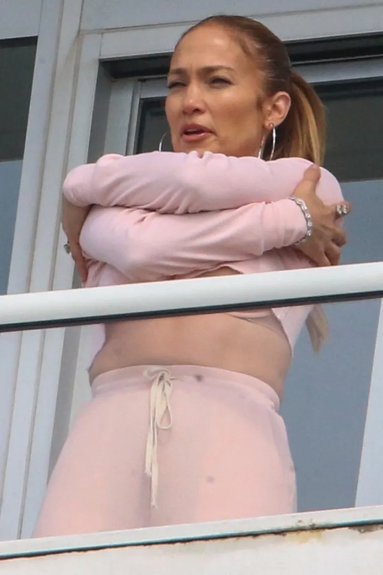 Slučajno ili namjerno - sasvim je nebitno: Jennifer Lopez se istezala na balkonu pa pokazala više nego što je htjela