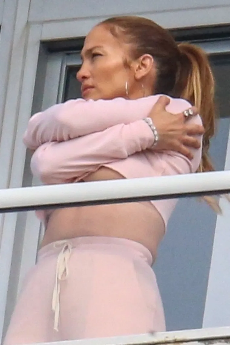 Slučajno ili namjerno - sasvim je nebitno: Jennifer Lopez se istezala na balkonu pa pokazala više nego što je htjela