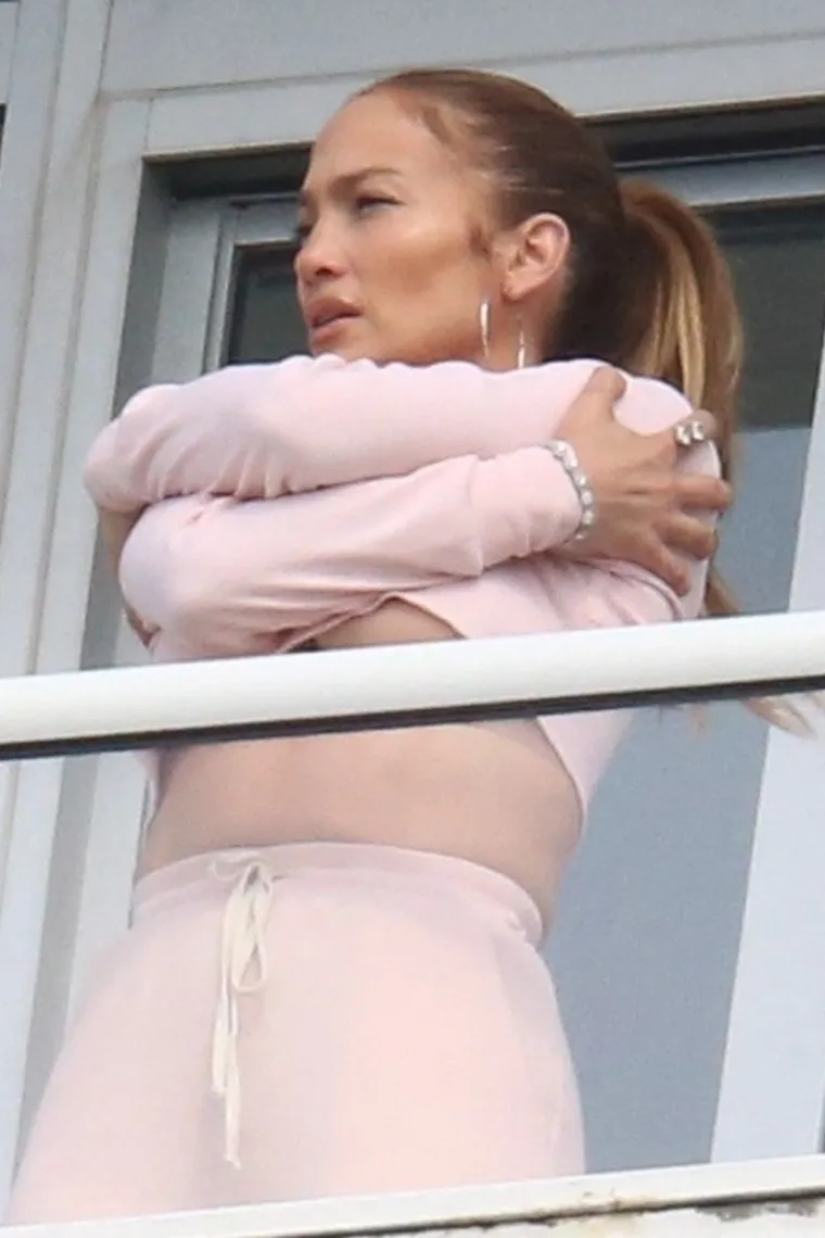 Slučajno ili namjerno - sasvim je nebitno: Jennifer Lopez se istezala na balkonu pa pokazala više nego što je htjela
