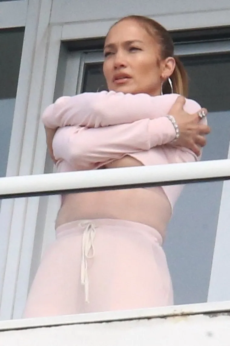 Slučajno ili namjerno - sasvim je nebitno: Jennifer Lopez se istezala na balkonu pa pokazala više nego što je htjela