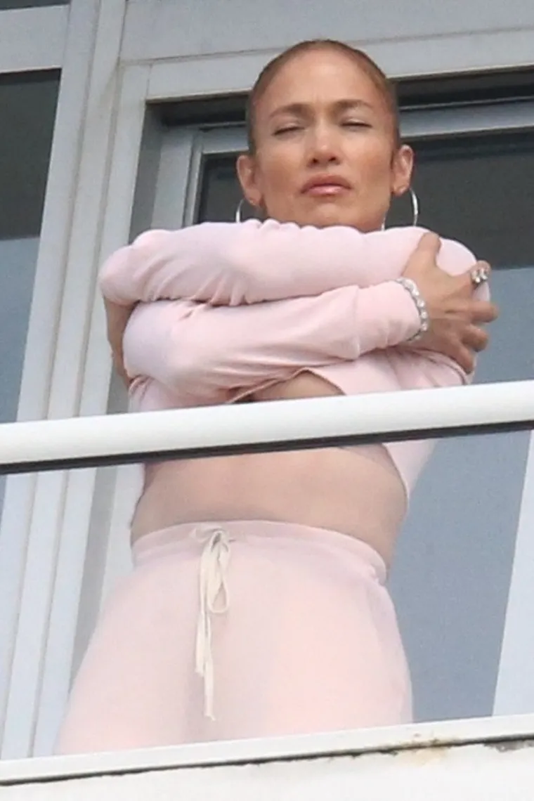 Slučajno ili namjerno - sasvim je nebitno: Jennifer Lopez se istezala na balkonu pa pokazala više nego što je htjela