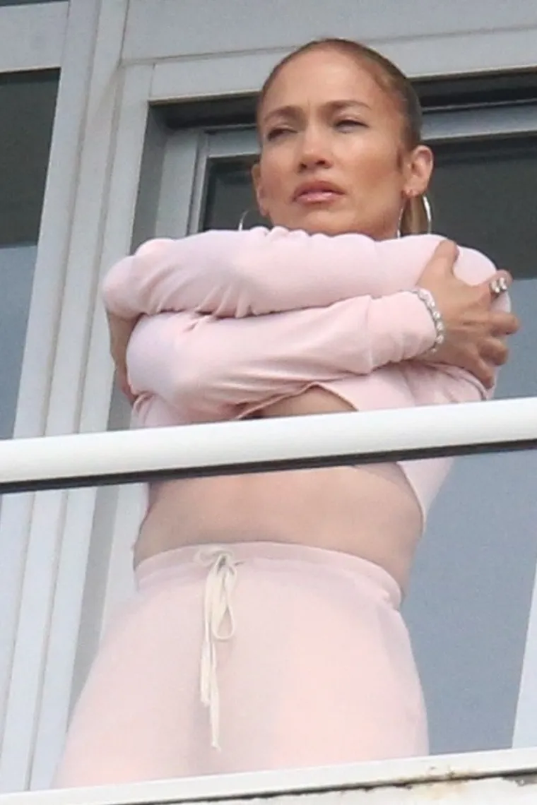 Slučajno ili namjerno - sasvim je nebitno: Jennifer Lopez se istezala na balkonu pa pokazala više nego što je htjela