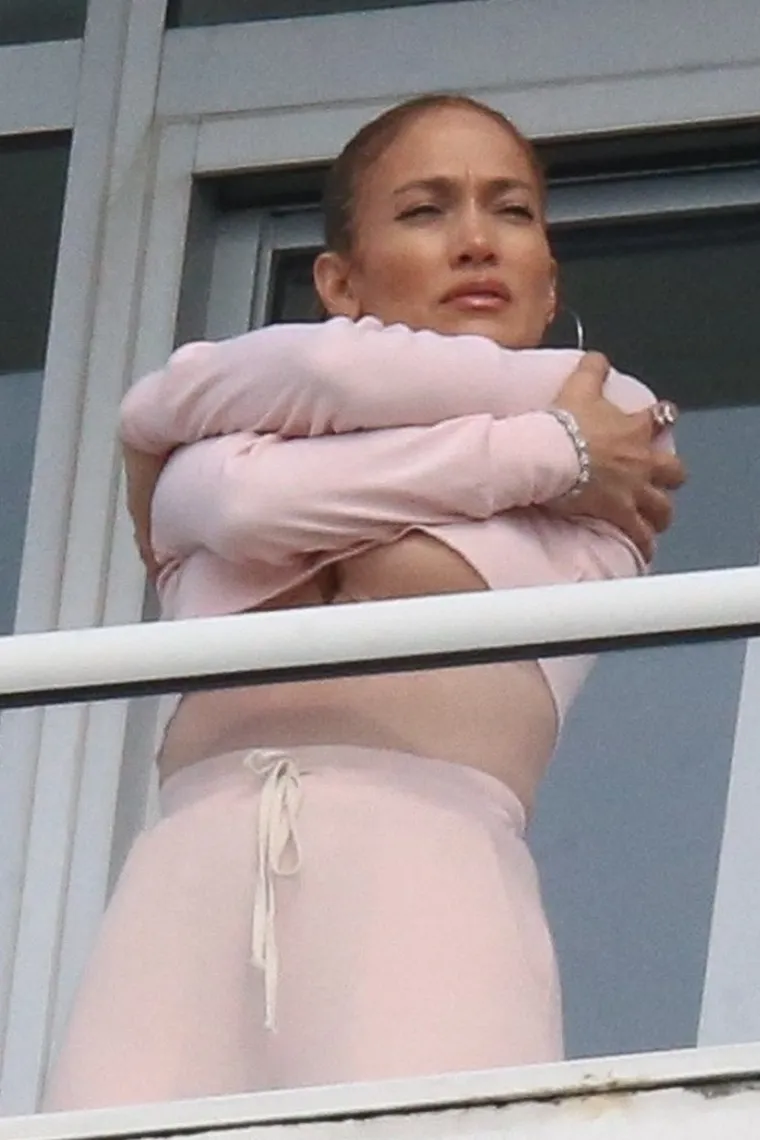 Slučajno ili namjerno - sasvim je nebitno: Jennifer Lopez se istezala na balkonu pa pokazala više nego što je htjela