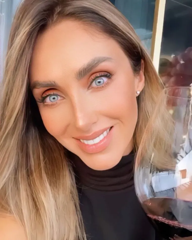 Anahi je glumila u desetak filmova, no svjetsku popularnost je stekla tek zahvaljujući seriji Rebelde, u kojoj je bila i glavni vokal benda RBD kojeg su producenti, zbog velike popularnosti, odlučili pretvoriti u stvarni bend. Ipak, u teen dobu kada je imala 17 godina, Anahi je bolovala od anoreksije i bulimije. Jednom je čak doživjela kliničku smrt, na osam sekundi srce joj je prestalo kucati, ali se na kraju izvukla. Uz potporu meksičke TV kuće Televise, Anahi je 2008. godine pokrenula kampanju za podizanje svijesti o anoreksiji i bulimiji.