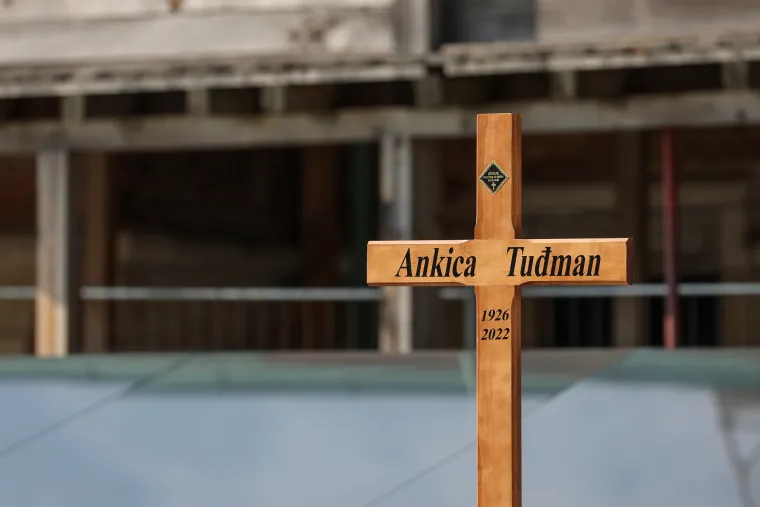 Uz prvog hrvatskog predsjednika Franju Tuđmana pokopana je i njegova supruga Ankica