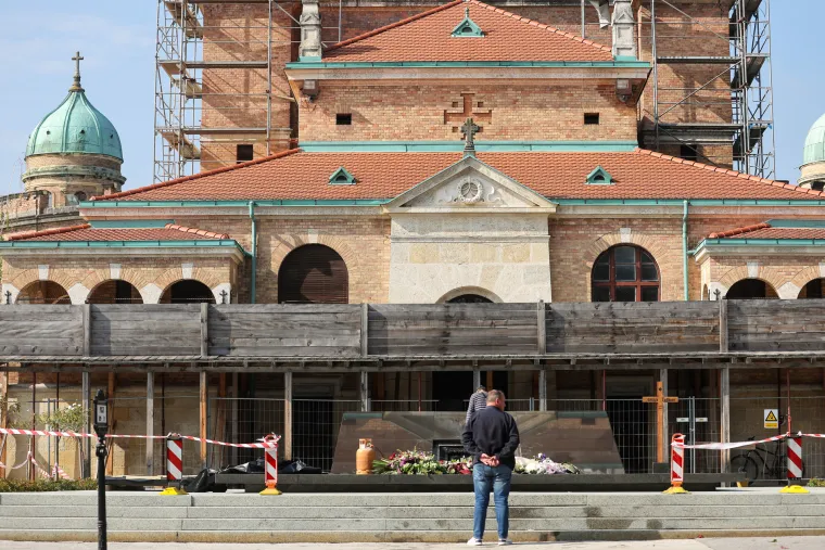 Uz prvog hrvatskog predsjednika Franju Tuđmana pokopana je i njegova supruga Ankica